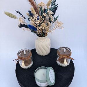 Centre de table | plateau en bois noir, vase et ses bougeoirs.