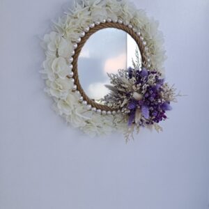 Miroir décoratif mural bohème avec fleurs séchées.