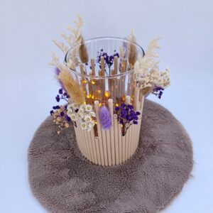 Vase décoratif en verre avec ses fleurs séchées et sa lumière