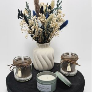 Beau centre de table composé de son plateau en bois noir, de son vase et ses bougeoirs.