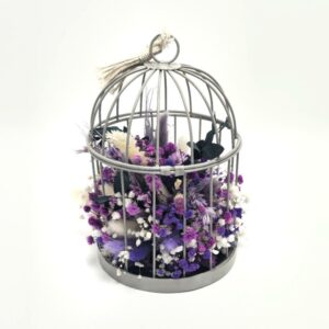 Jolie cage de décoration composée de fleurs séchées.