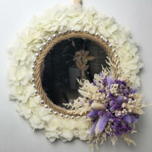Miroir décoratif mural bohème avec fleurs séchées.
