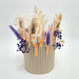 Vase décoratif en verre avec ses fleurs séchées et sa lumière.