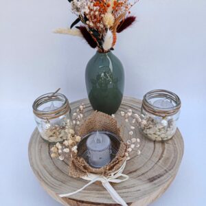 Beau centre de table composé d’un plateau bois, d’un vase et de ses bougeoirs