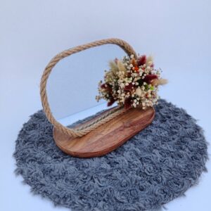 Beau miroir sur pied composée d'un jolie bouquet de fleurs séchées.