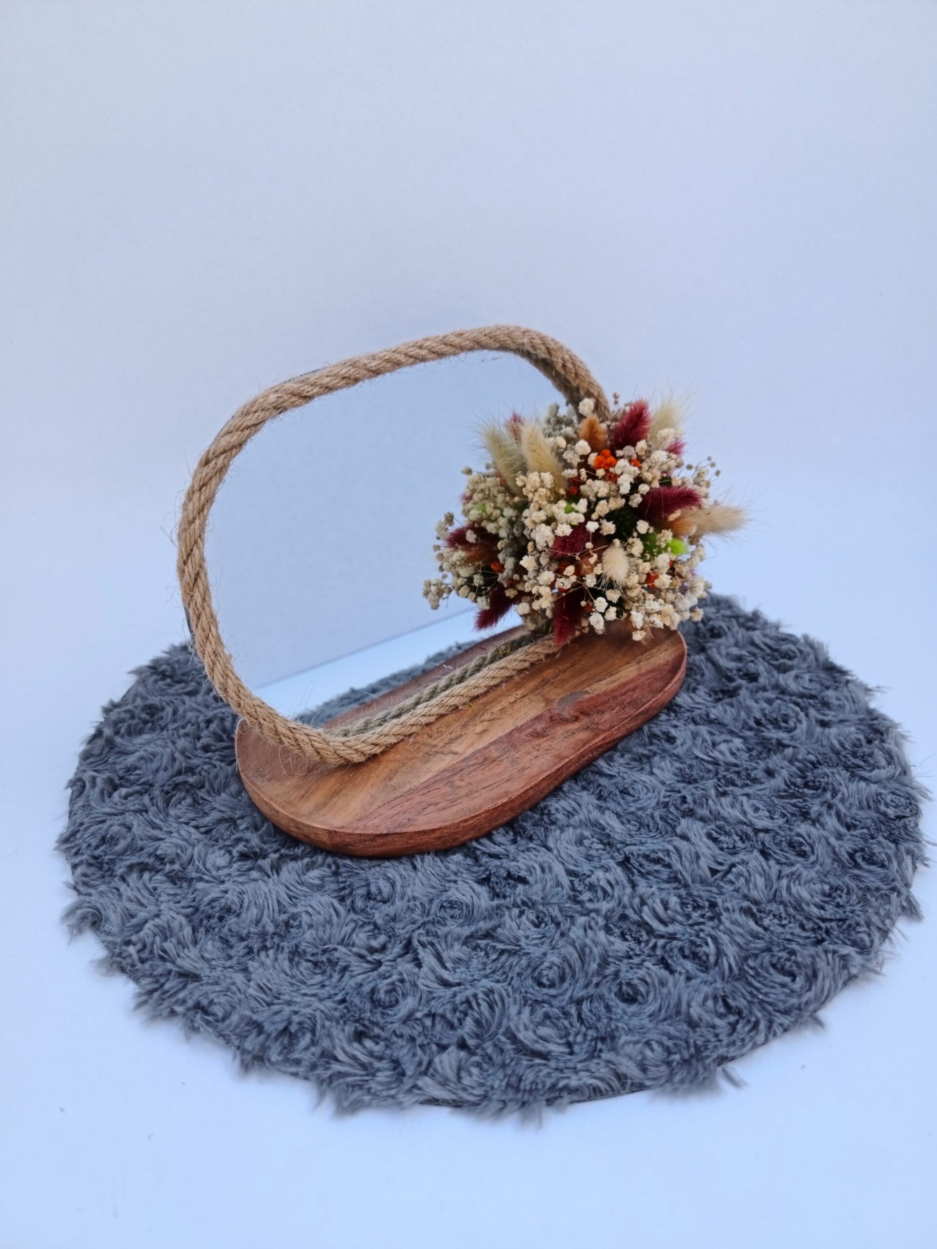 Beau miroir sur pied composée d'un jolie bouquet de fleurs séchées.