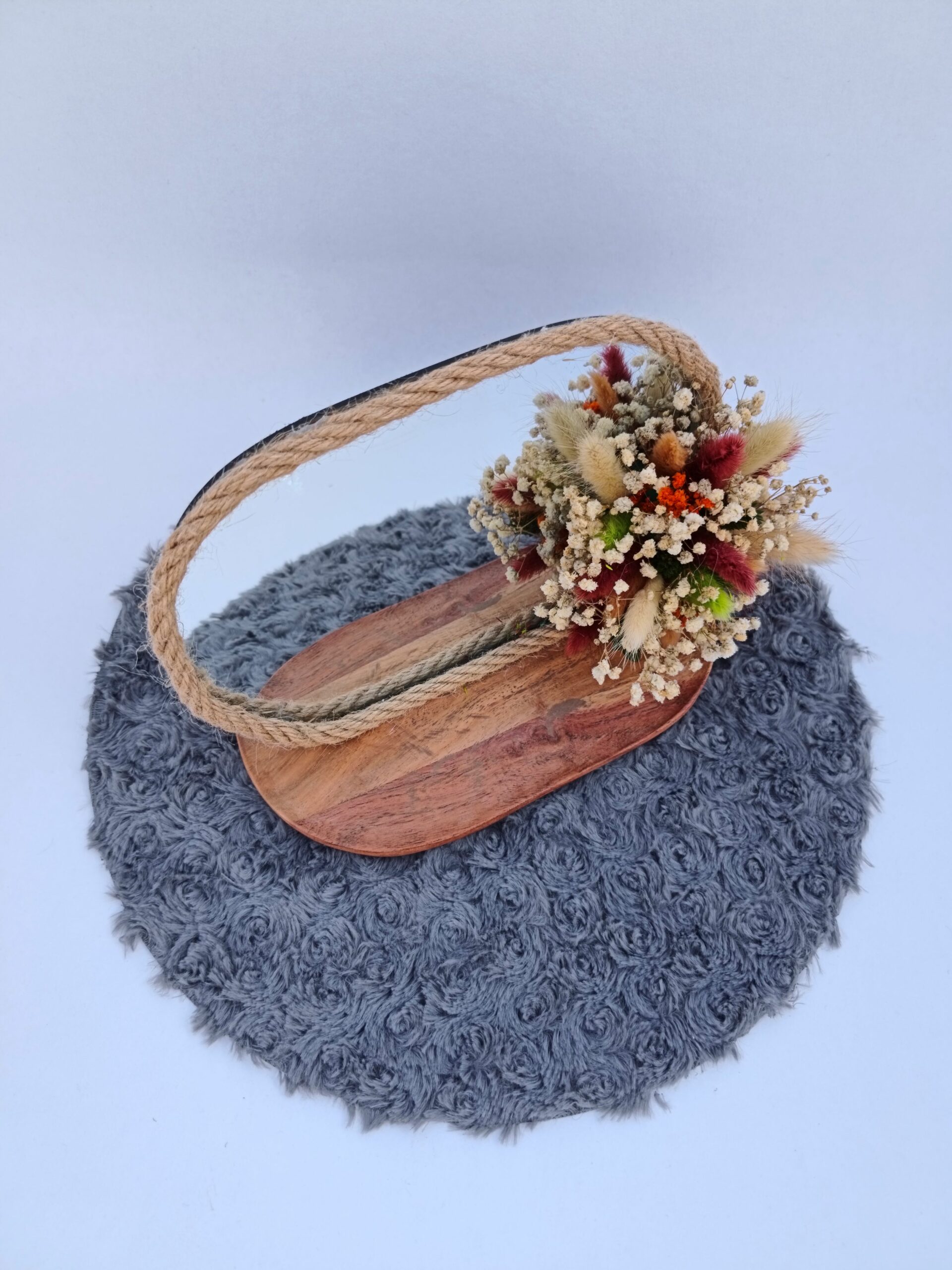 Beau miroir sur pied composée d'un jolie bouquet de fleurs séchées. – Image 2