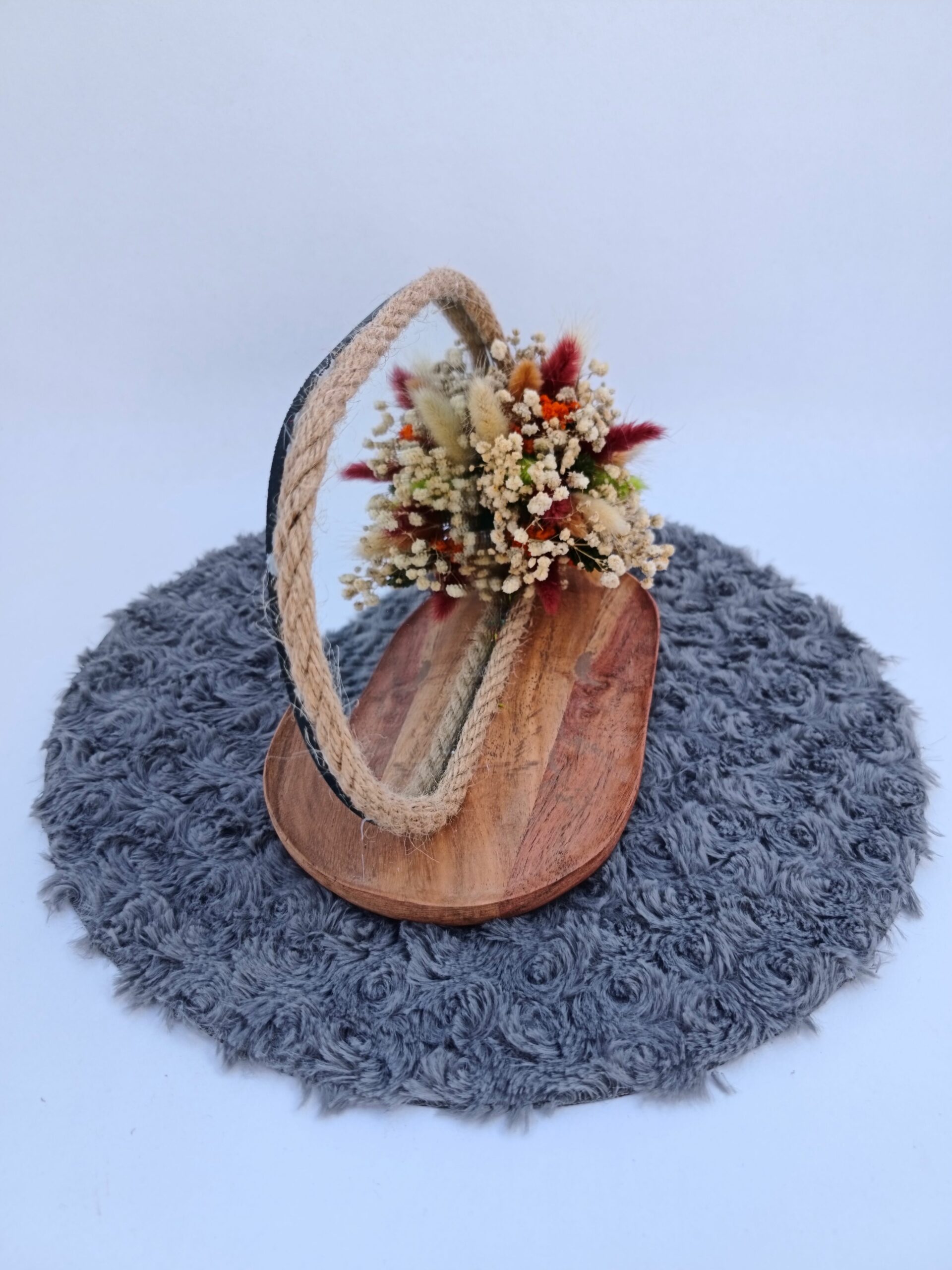 Beau miroir sur pied composée d'un jolie bouquet de fleurs séchées. – Image 3