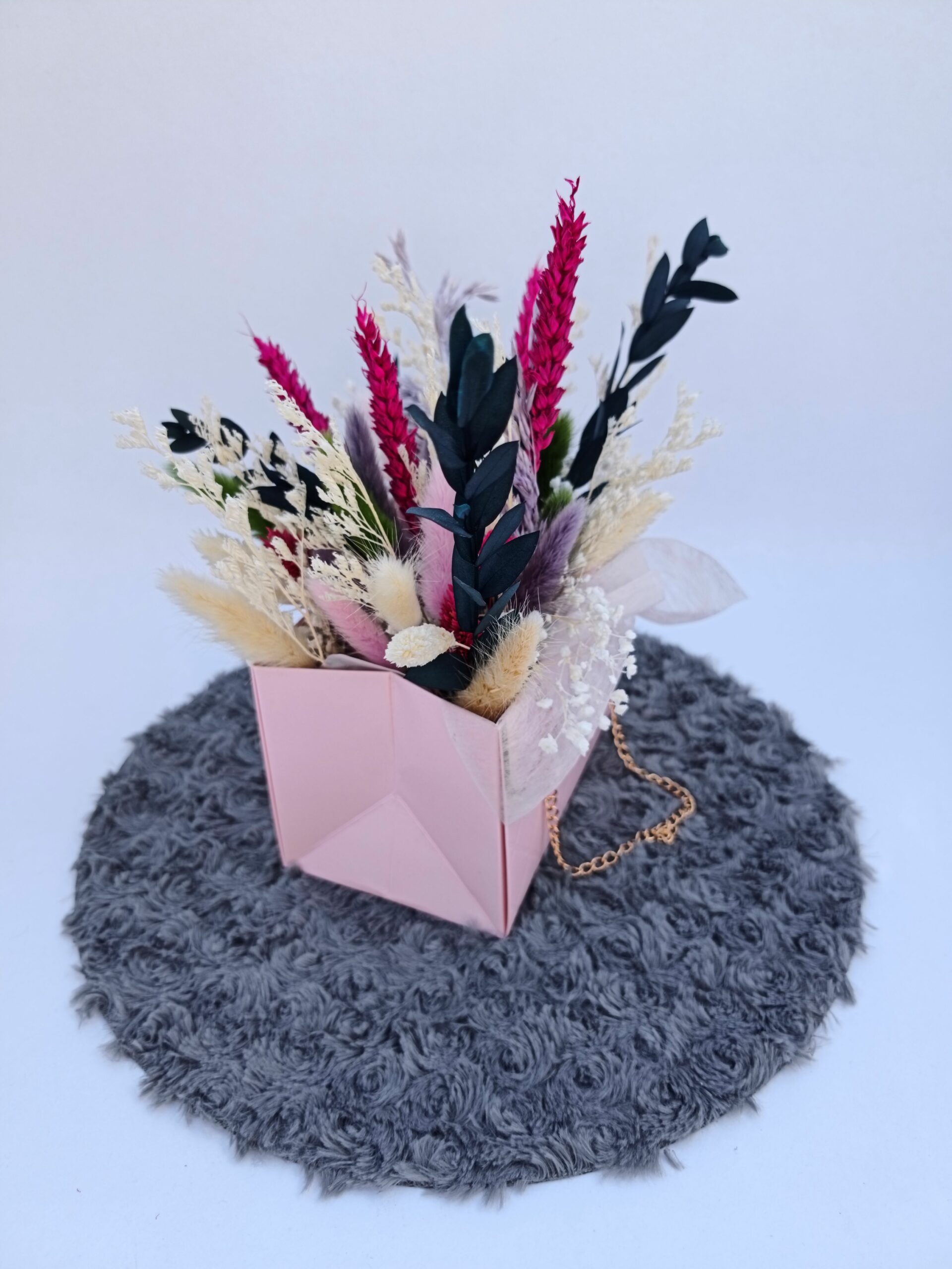 Petit sac rose composée de fleurs séchées. – Image 3