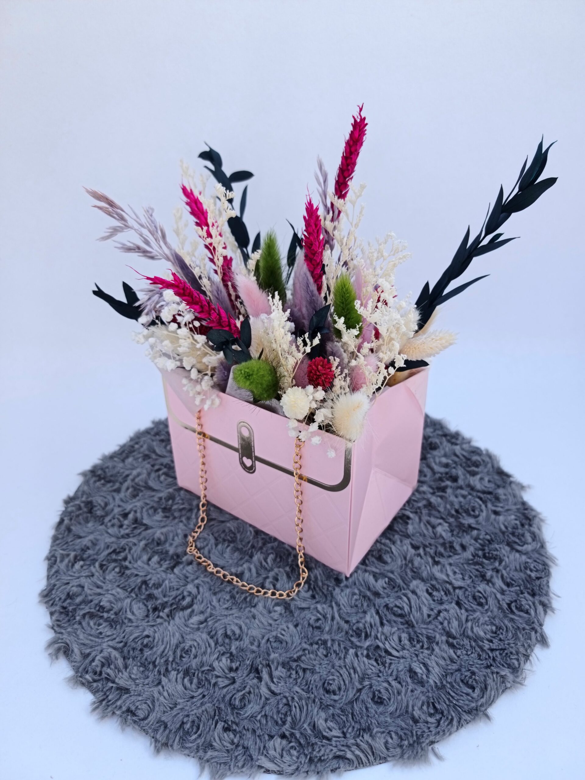 Petit sac rose composée de fleurs séchées. – Image 2