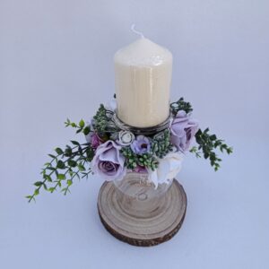 Jolie verre décoré sur rondin de bois.