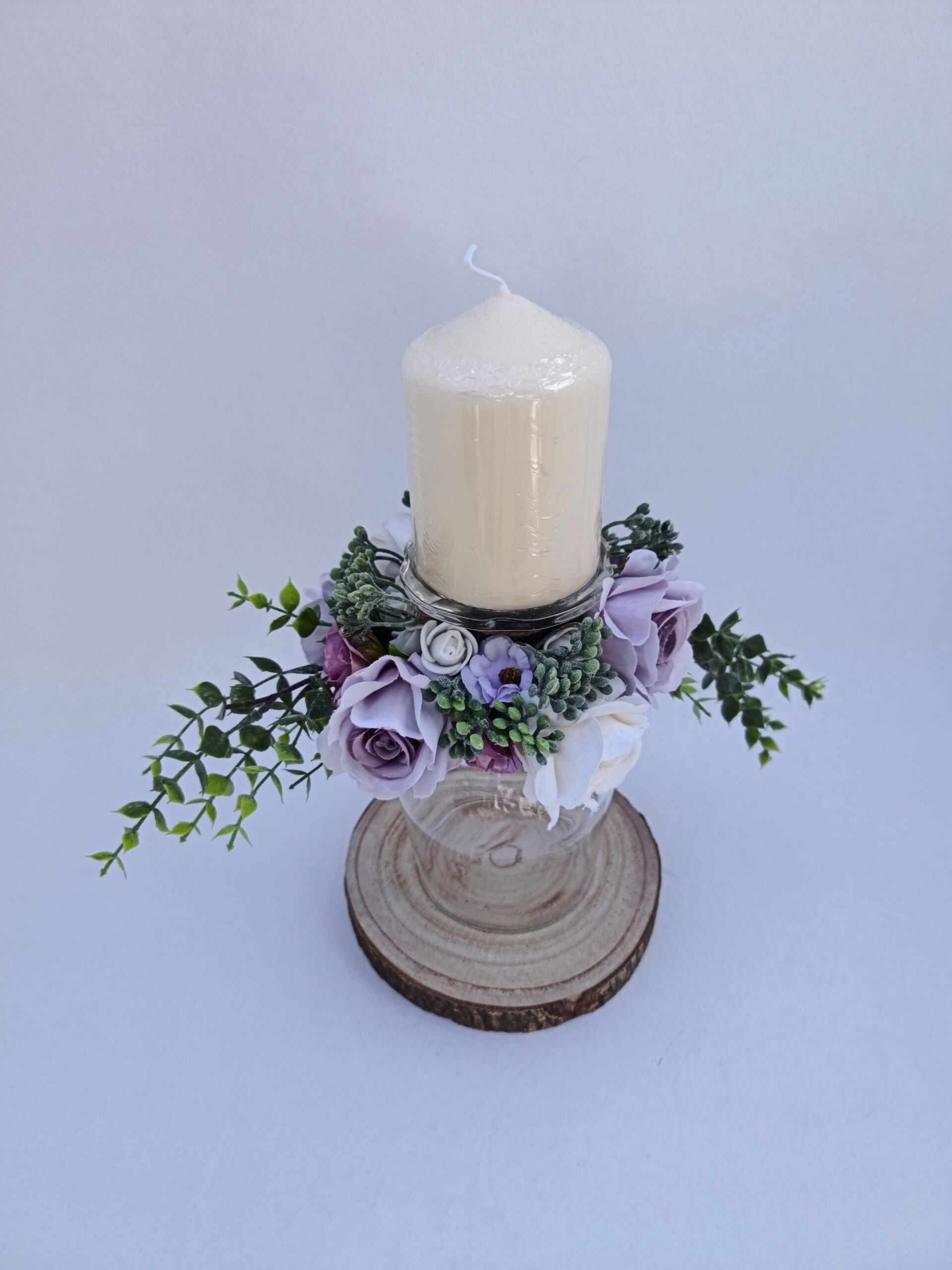Jolie verre décoré sur rondin de bois.