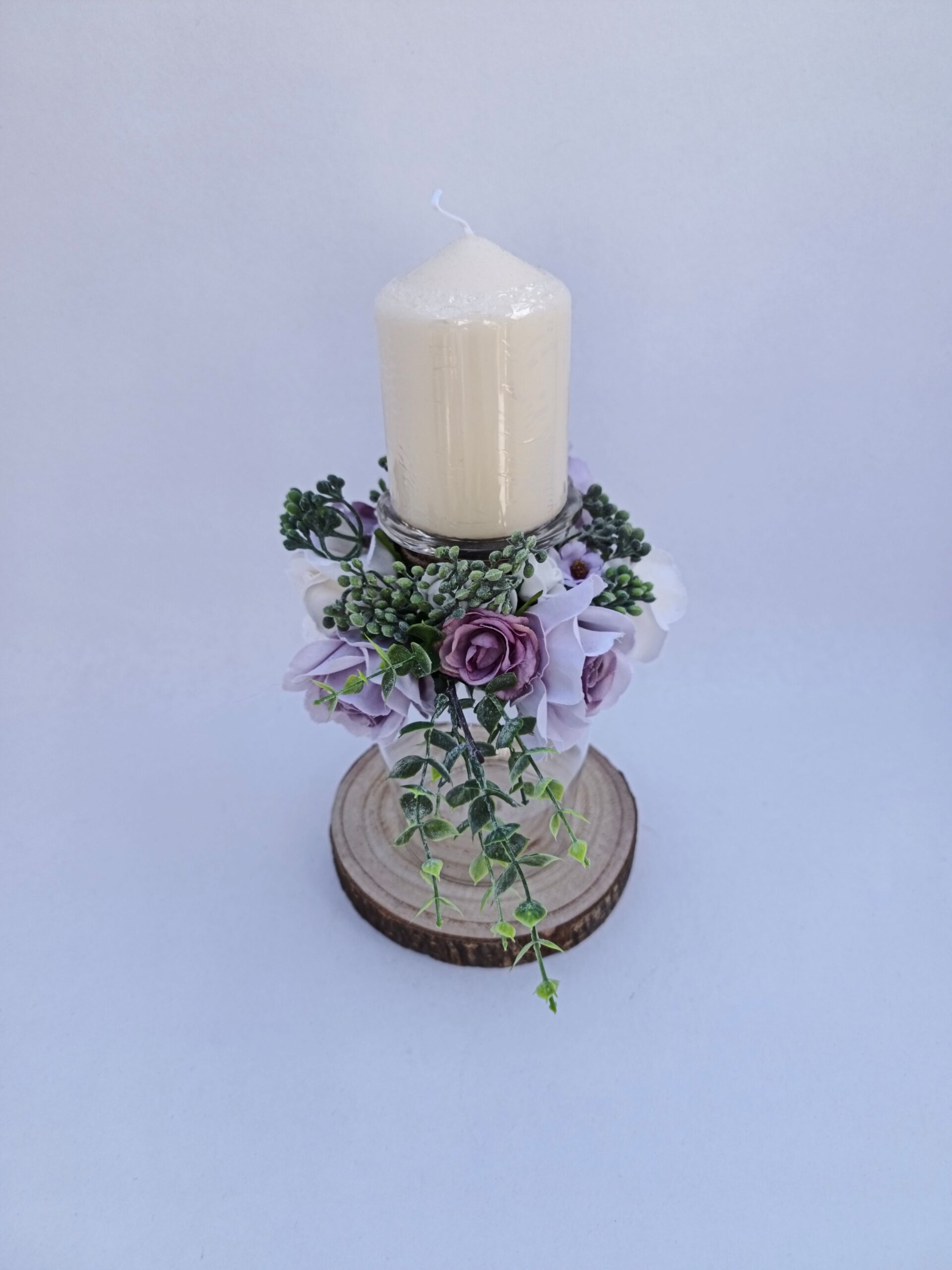 Jolie verre décoré sur rondin de bois. – Image 2