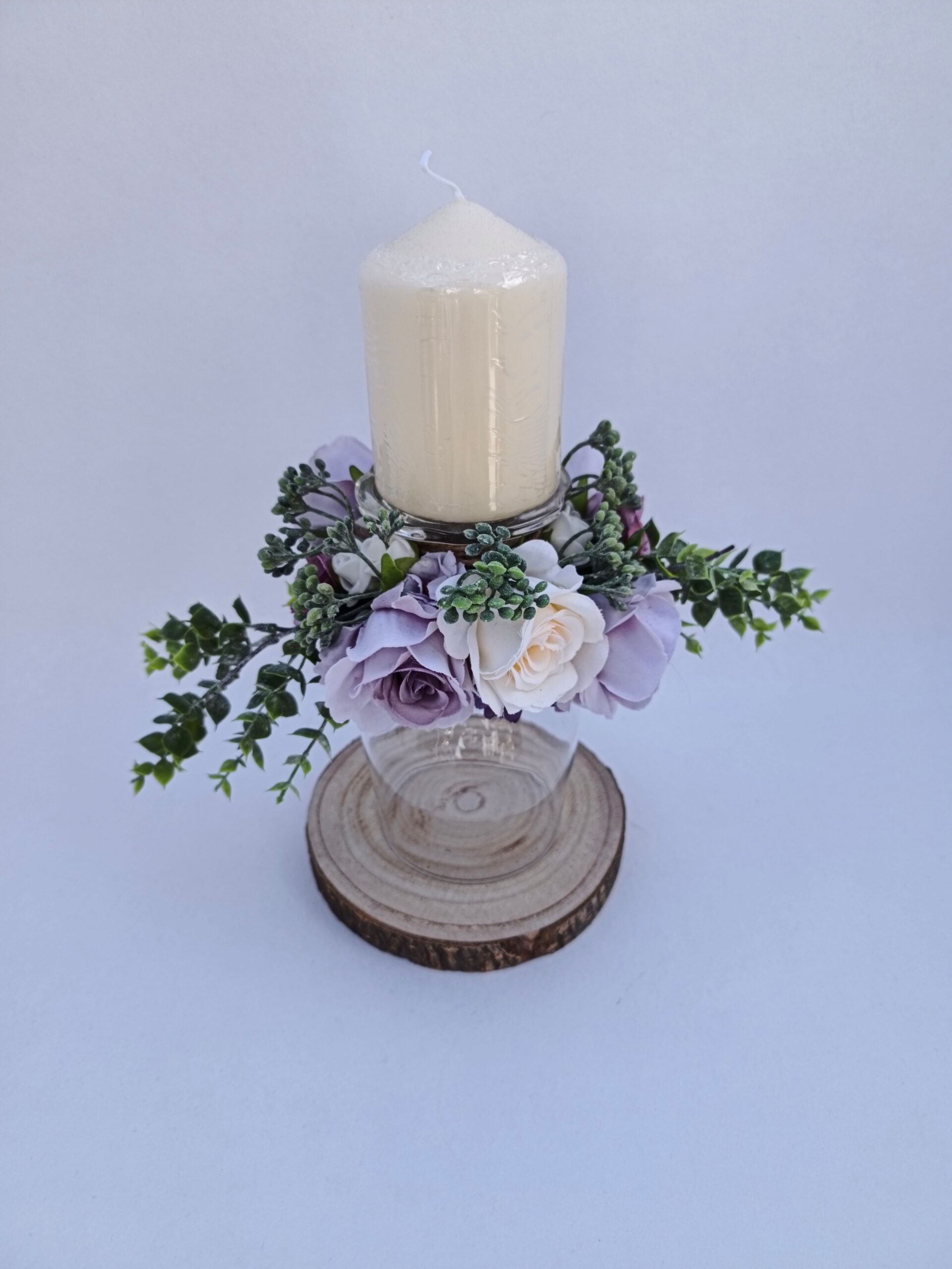 Jolie verre décoré sur rondin de bois. – Image 3