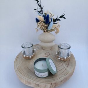 Beau centre de table avec son plateau en bois brut et ses bougeoir et petit vase.