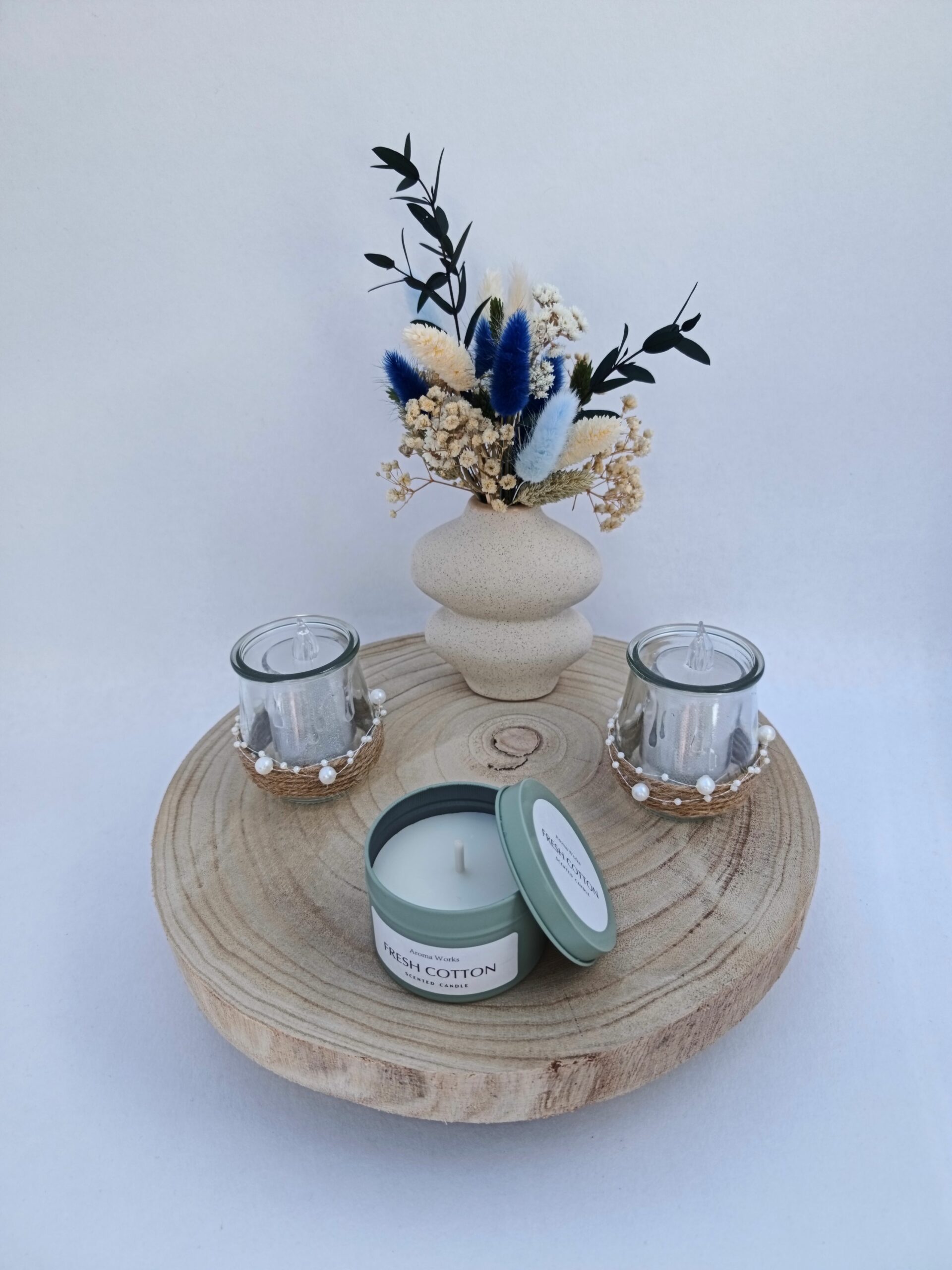 Beau centre de table avec son plateau en bois brut et ses bougeoir et petit vase.