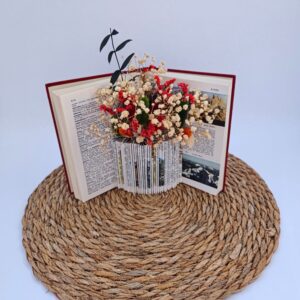 Livre décoratif lumineux avec fleurs séchées