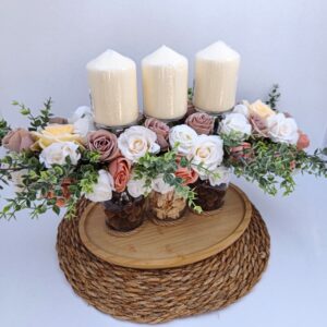 Centre de table décoratif avec ses bougies et ses fleurs artificielles
